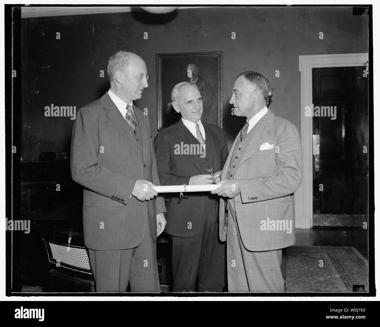 Ottiene nuovi post nel Bureau of Internal Revenue. Washington D.C., Sett. 20. Il segretario Henry Morgenthau presentando a John Philip Wenchel una commissione come Assistente generale Commissione per il Bureau of Internal Revenue, riuscendo Morrison Shafroth, rassegnata. Herman Oliphant, General Counsel per il Tesoro è mostrato nel centro. Un laureato dell'Università del Maryland, Wenchel è stato nel governo di servizio per 23 anni. 9/20/37 Abstract/medio: 1 negativi : vetro 4 x 5 in. o più piccolo Foto Stock