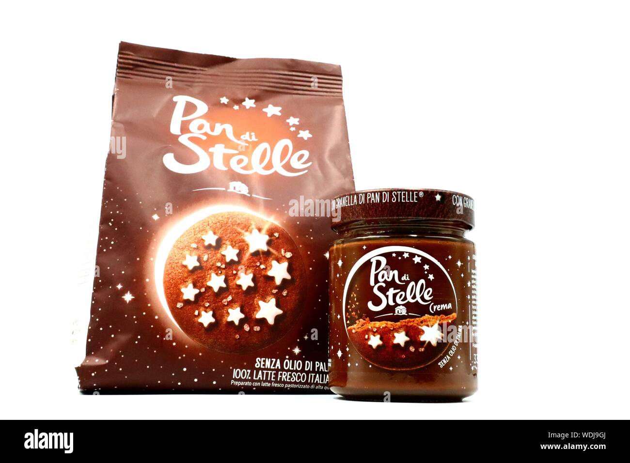 Pan di Stelle biscotti cacao e cioccolato noccioletta jar. Pan di stelle è un marchio di prodotti realizzati in Italia dalla Barilla Foto Stock