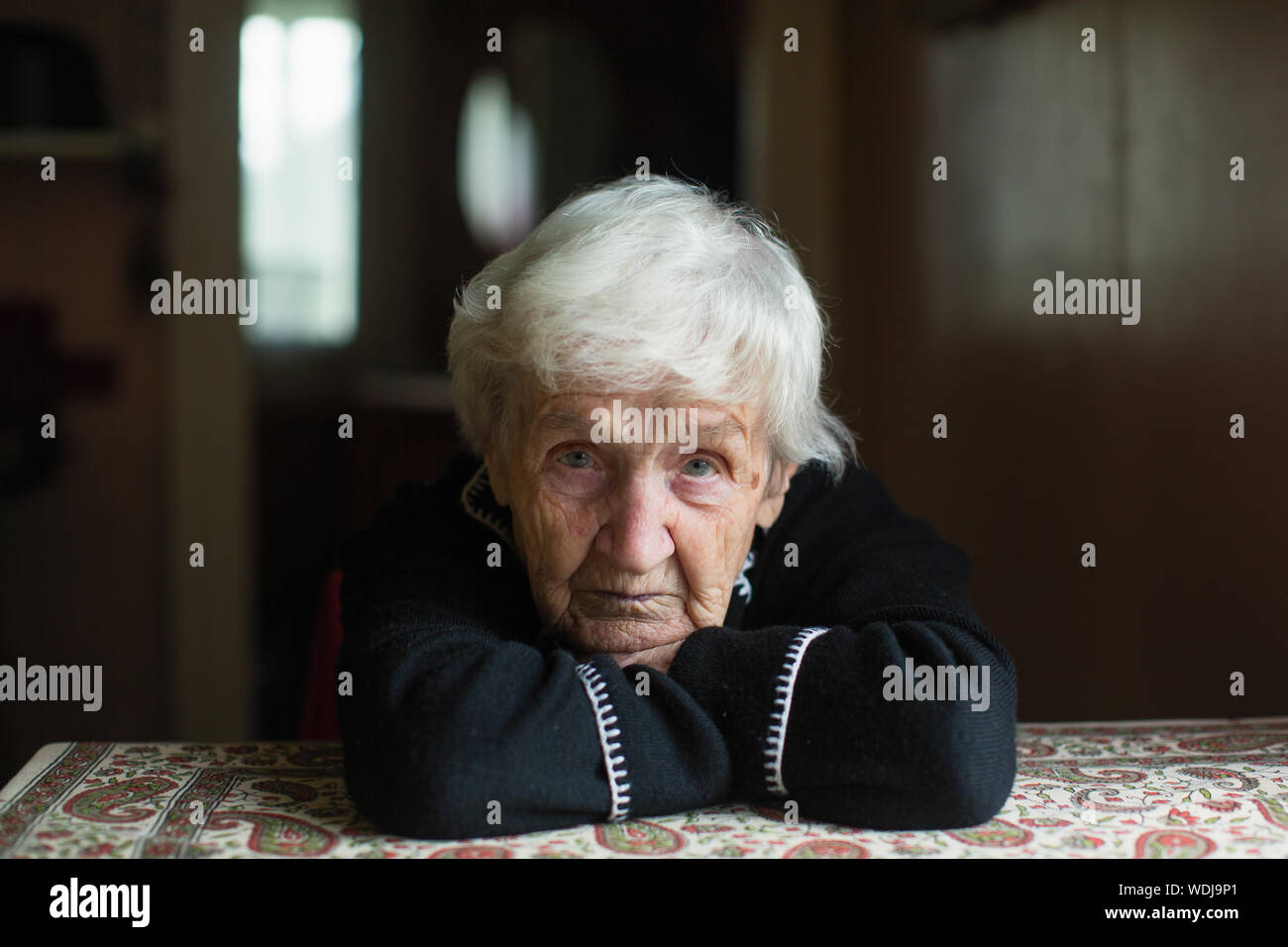 Ritratto di un solitario con sguardo accigliato donna anziana. Foto Stock