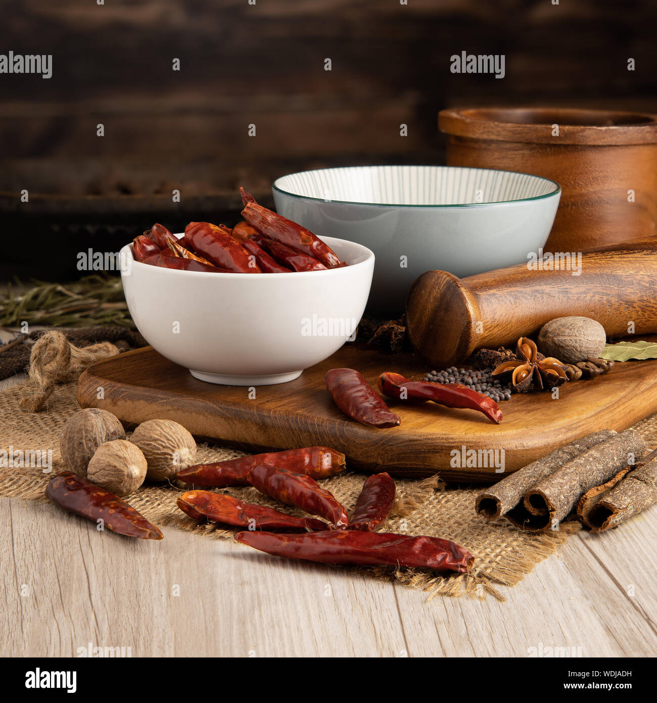 Cialde cinesi secche di peperoncino in una ciotola e preparazione del cibo e cucina Foto Stock