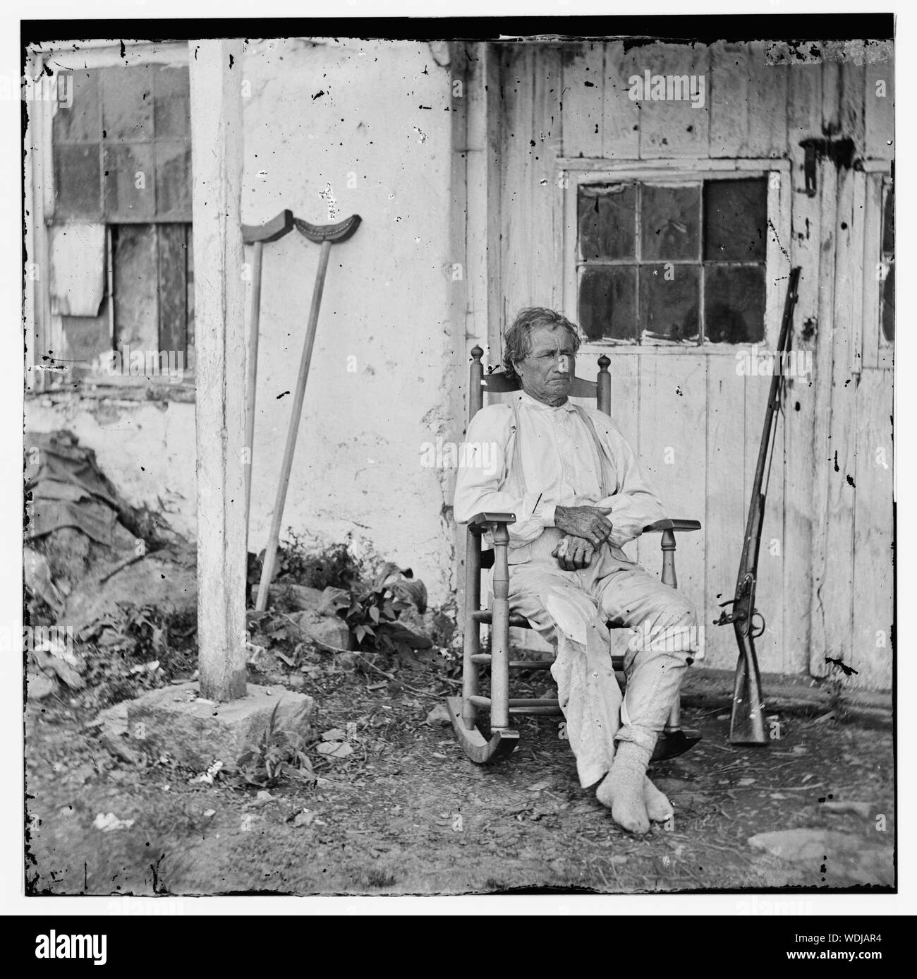 Gettysburg, Pa. L. di John Burns, il vecchio eroe di Gettysburg, con la pistola e stampelle Abstract: Selezionato Guerra civile fotografie, 1861-1865 Foto Stock
