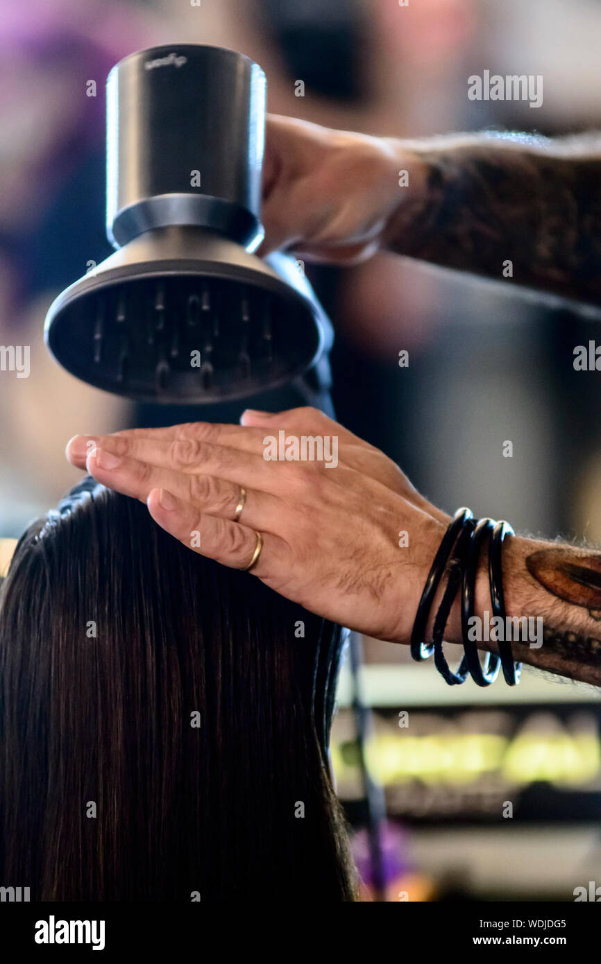 Lo styling dei capelli su un modello di backstage. Il designer di moda spagnolo, Custo Dalmau per Custo Barcellona, ha presentato la sua collezione Primavera-Estate 2020 collezione di moda Foto Stock