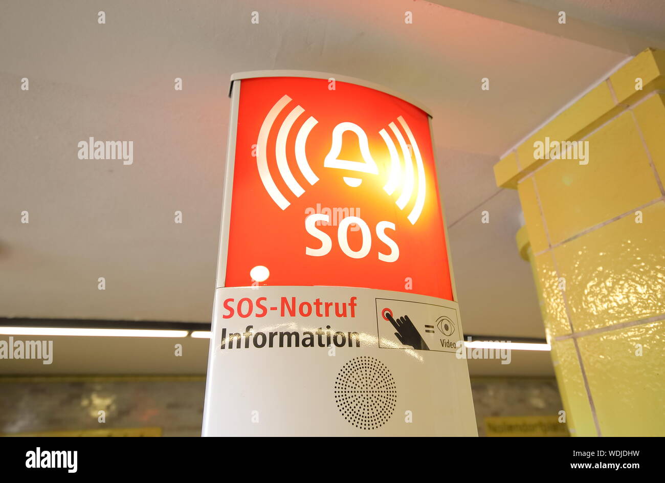 Stazione ferroviaria SOS telefono di emergenza Berlino Germania Foto Stock