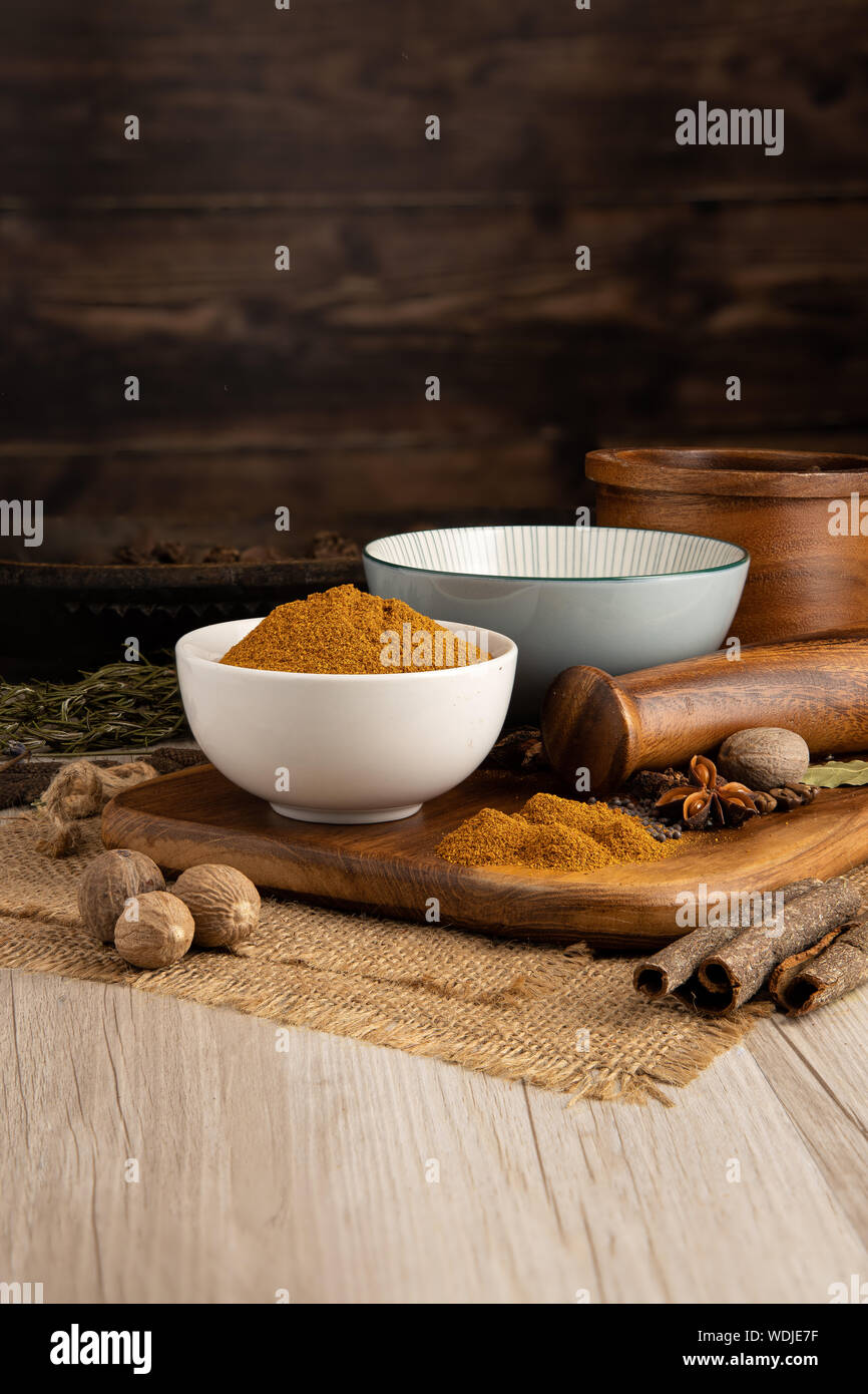 KASHMIRI CHILI IN POLVERE in una ciotola e preparazione del cibo e cucina Foto Stock