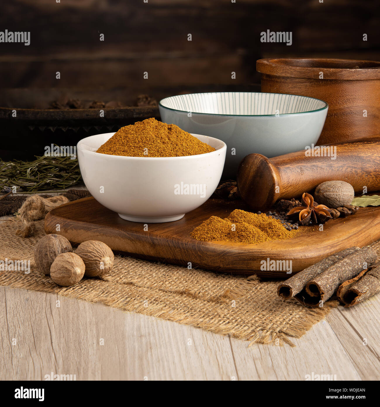 KASHMIRI CHILI IN POLVERE in una ciotola e preparazione del cibo e cucina Foto Stock