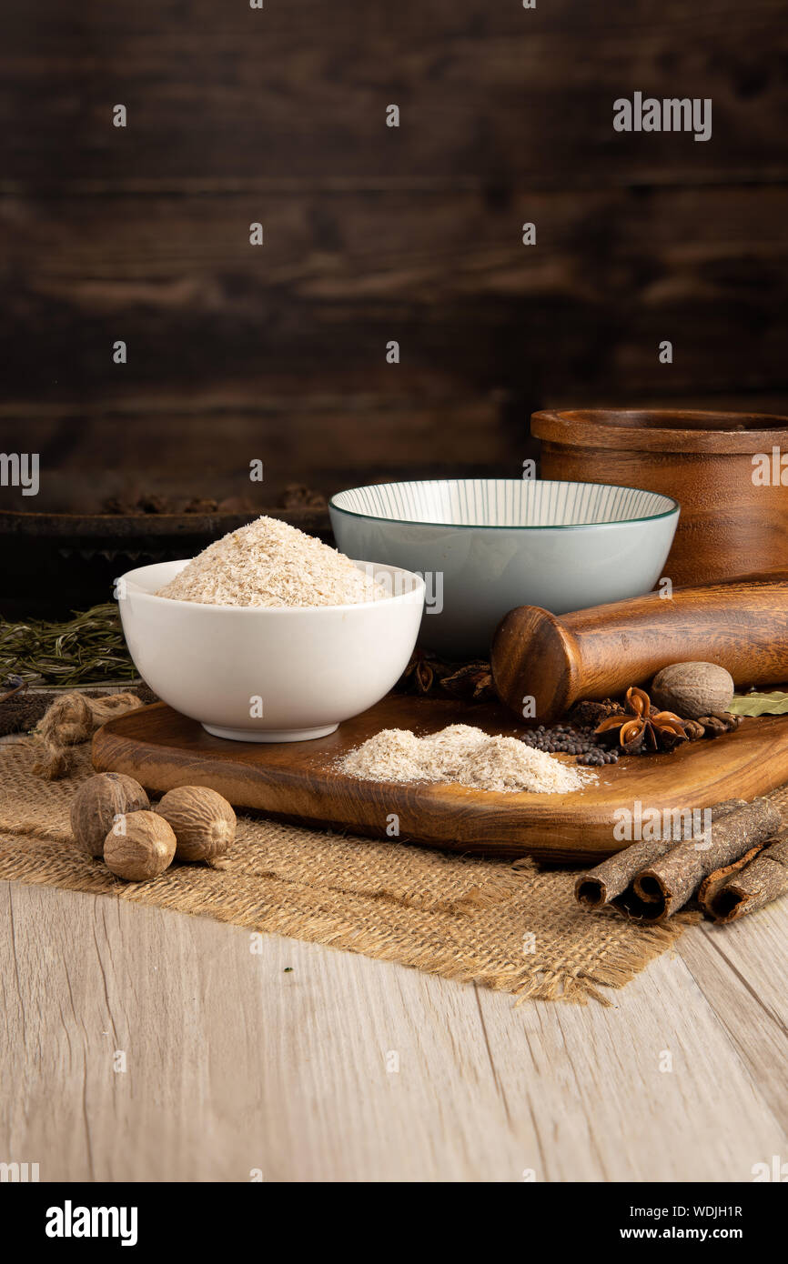 Psyllium Husk in una ciotola e preparazione del cibo e set da cucina Foto Stock