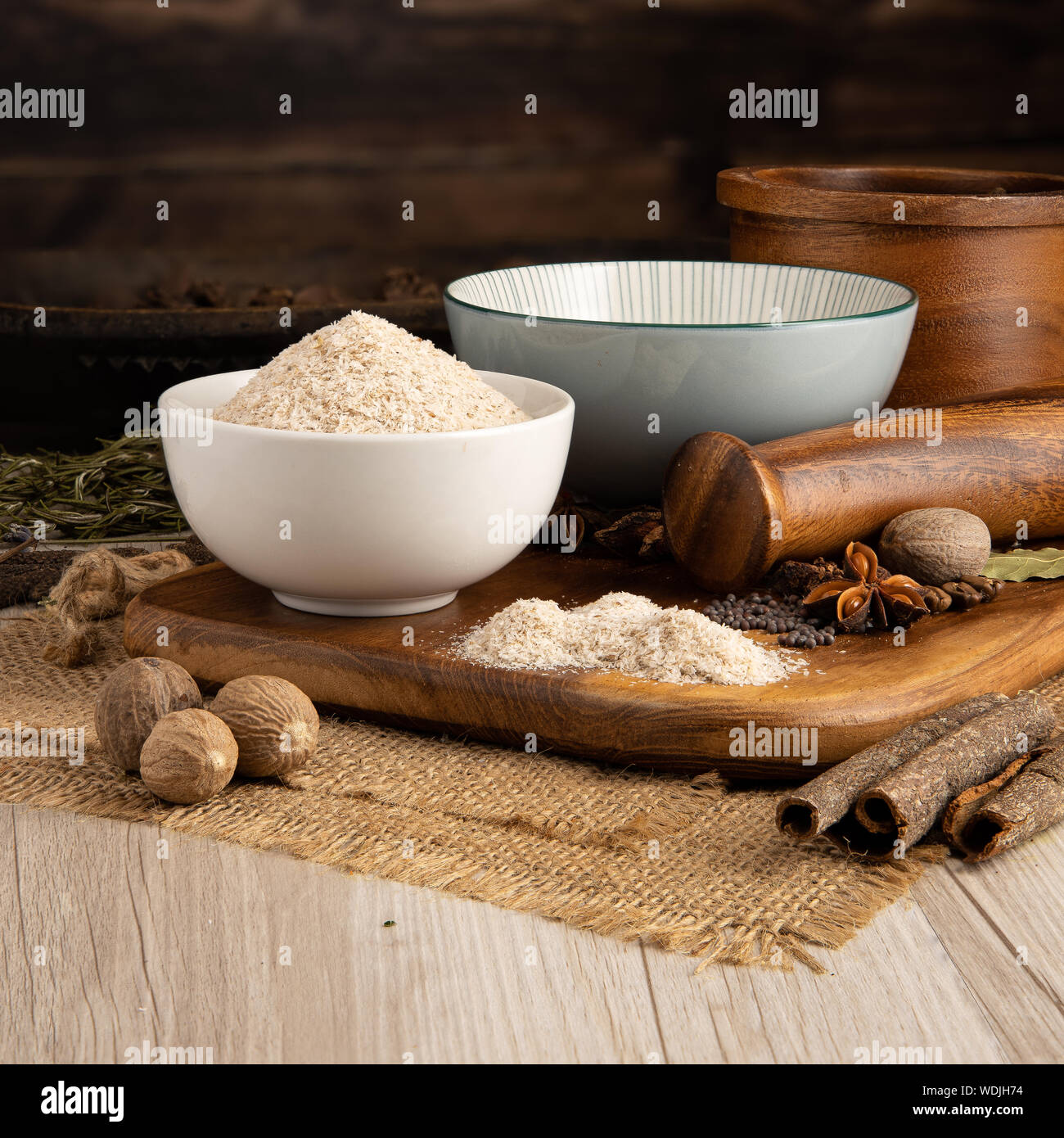 Psyllium Husk in una ciotola e preparazione del cibo e set da cucina Foto Stock