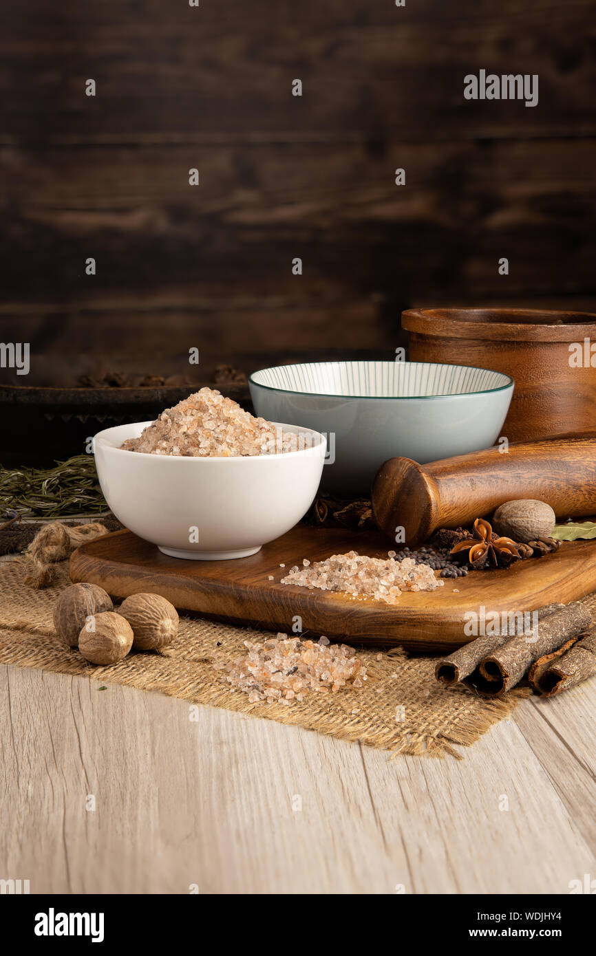 Sale alpino in una ciotola e preparazione del cibo e set cucina Foto Stock