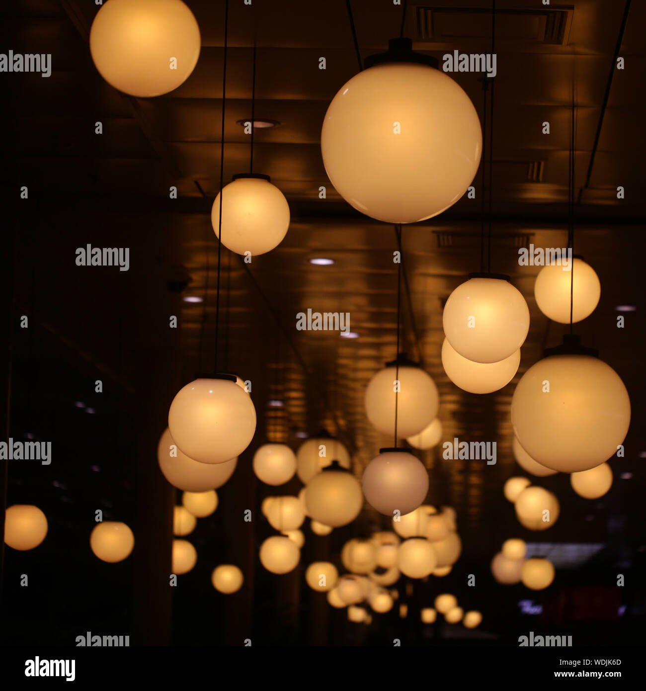 Le luci sul soffitto di forma sferica su sfondo scuro. Il design delle luci e decorazioni interne. Lampade rotondo shine indoor. Foto Stock