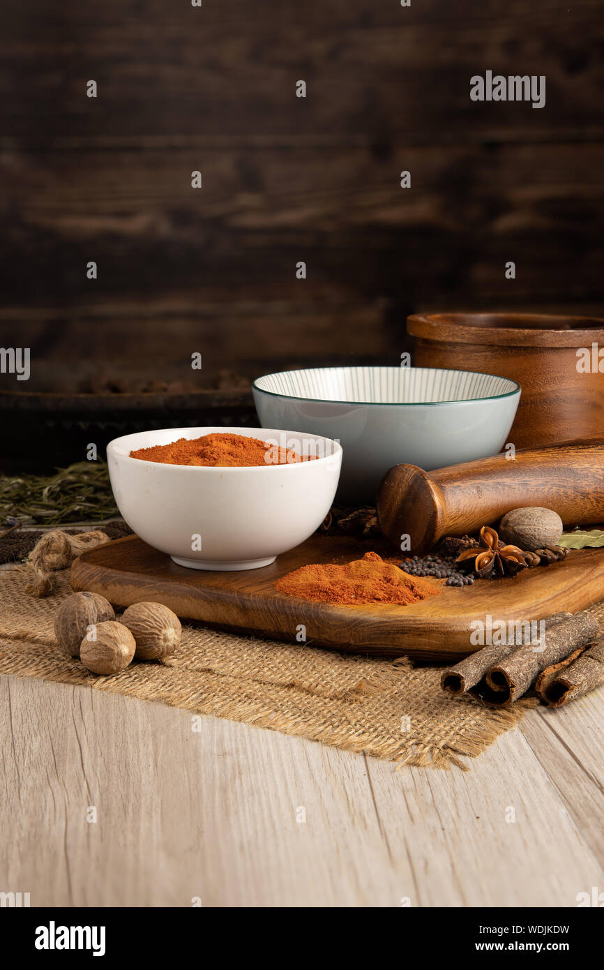 Polvere di pomodoro secco in una ciotola e preparazione del cibo e set da cucina Foto Stock