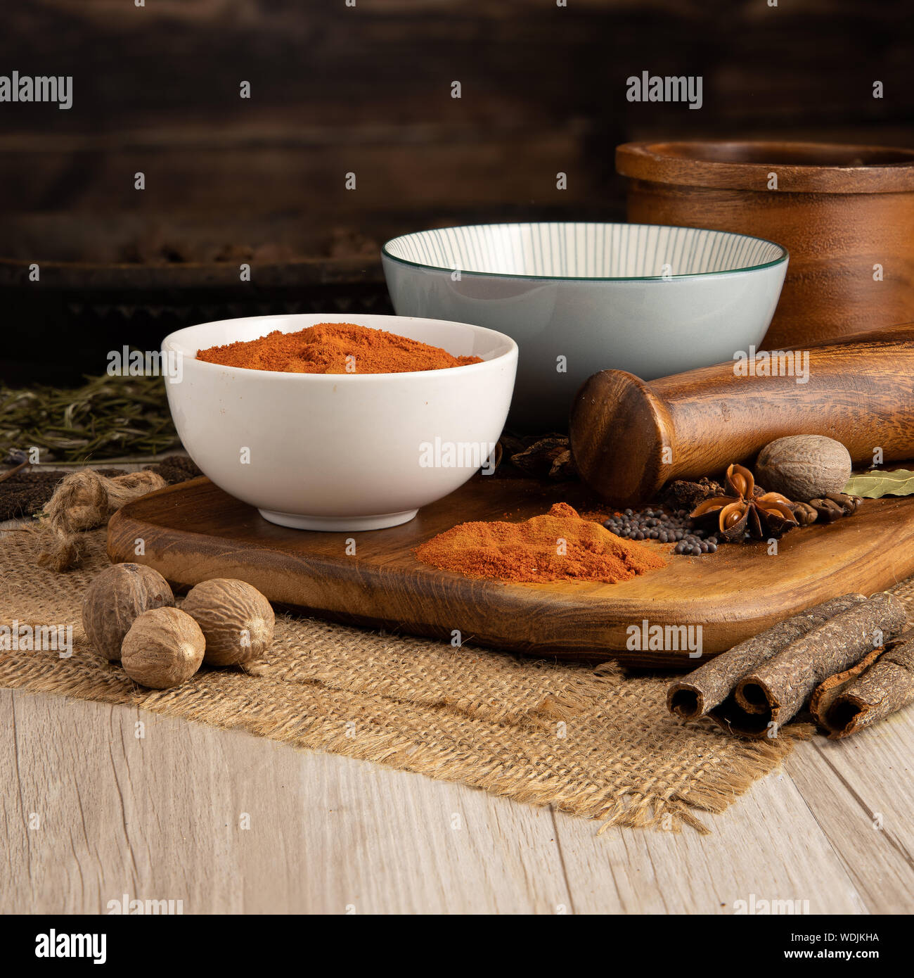 Polvere di pomodoro secco in una ciotola e preparazione del cibo e set da cucina Foto Stock