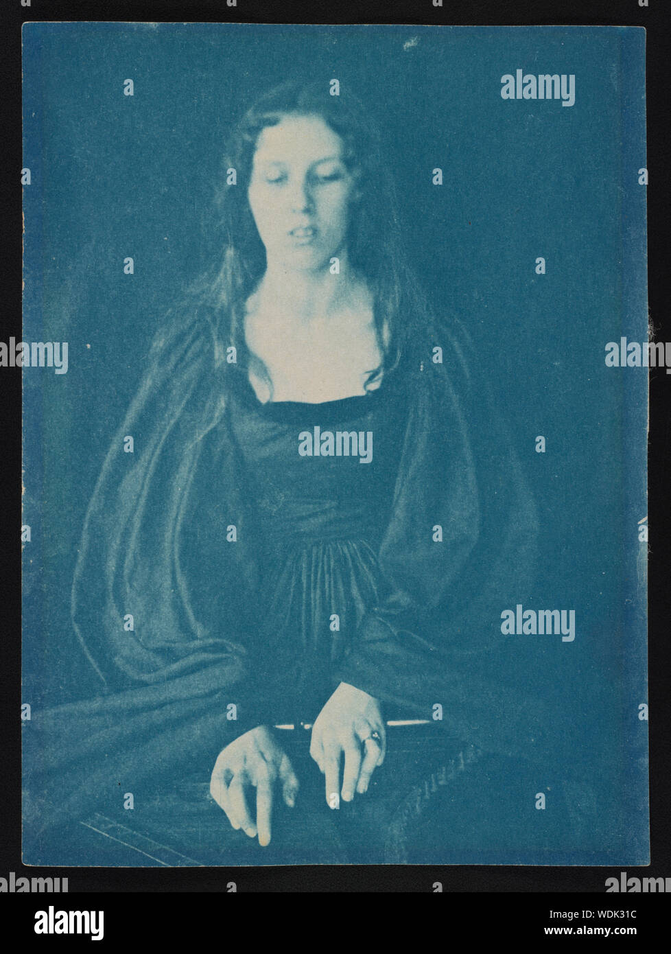 La ragazza con l'ARPA (Letitia Felix), Newark, Ohio Abstract/medio: 1 fotografia : cyanotype foglio di stampa 21 x 16 cm. Foto Stock