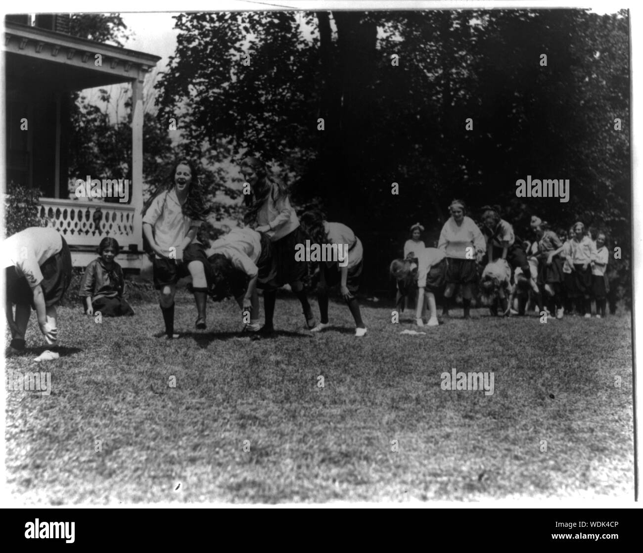 Ragazze da Washington D.C., a Y.W.C.A. camp vicino Winona, Maryland, gioca cavallina di Abstract/medio: 1 stampa fotografica. Foto Stock