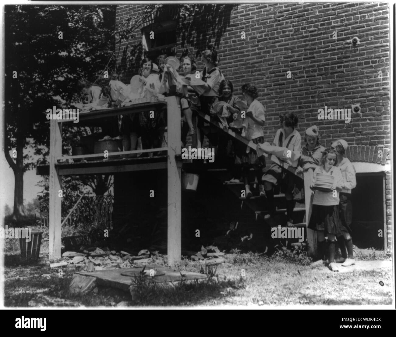 Ragazze da Washington D.C., a Y.W.C.A. camp vicino Winona, Maryland, il lavaggio e asciugatura stoviglie Abstract/medio: 1 stampa fotografica. Foto Stock
