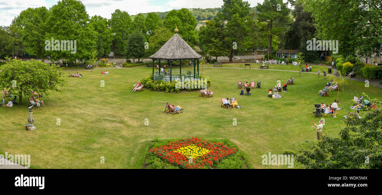 Bagno, Inghilterra - Luglio 2019: vista panoramica di persone in Parade Gardens nel centro di Bath. Foto Stock