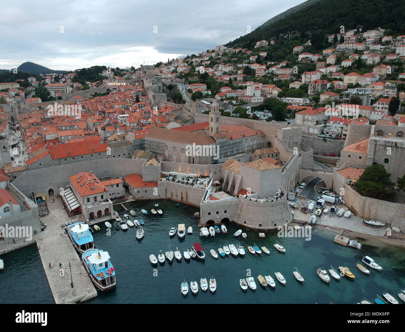 Drone shot su Dubrovnik del porto Foto Stock