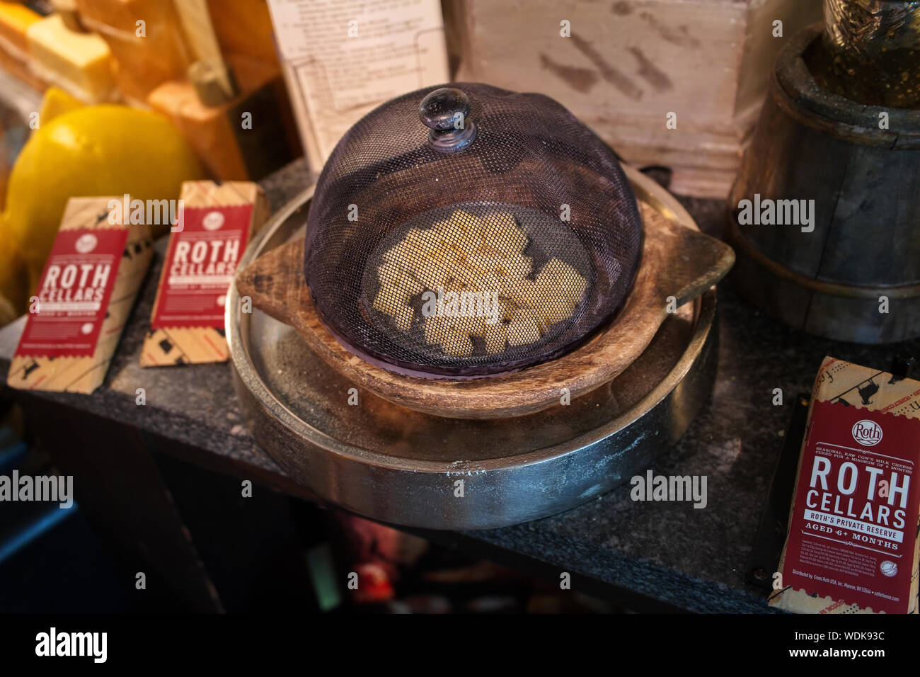 Madison, WI, Stati Uniti d'America. Lug 2018. Protetto da una copertura di schermo una degustazione di formaggi piastra all'interno dell'Fromagination. Foto Stock