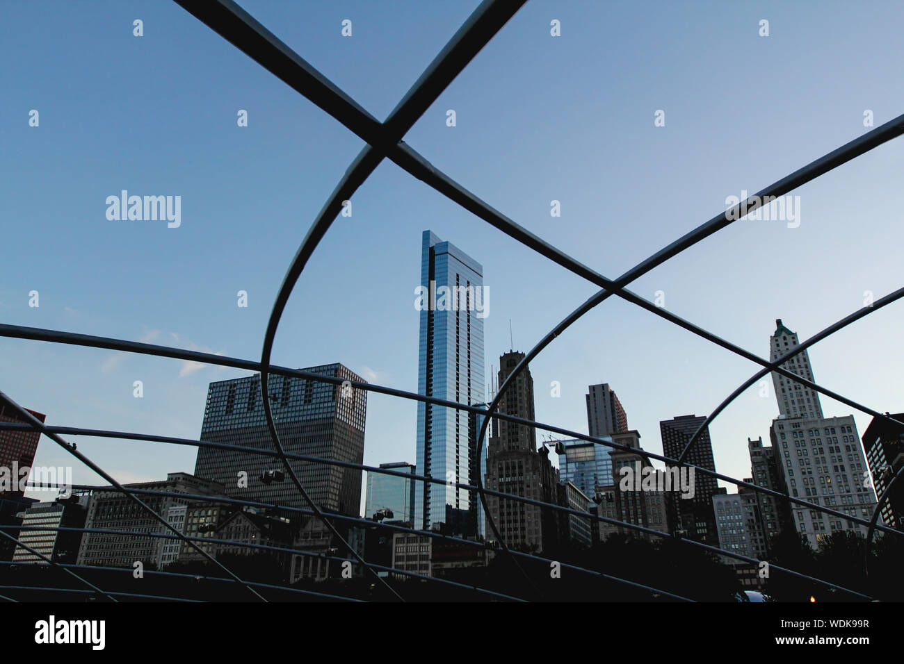 Il Chicago skyline vista dal grande prato presso il Jay Pritzker Pavilion di Millenium Park Foto Stock