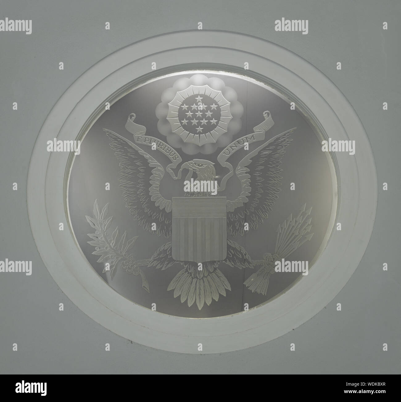 Medaglione di vetro all'interno di una sala riunioni presso il Tower Building, ora sede del parco ma una volta che l'edificio federale al Fair Park, sito del 1936 Texas la celebrazione del centenario e la Pan American Exposition nel 1937 a Dallas, Texas Foto Stock