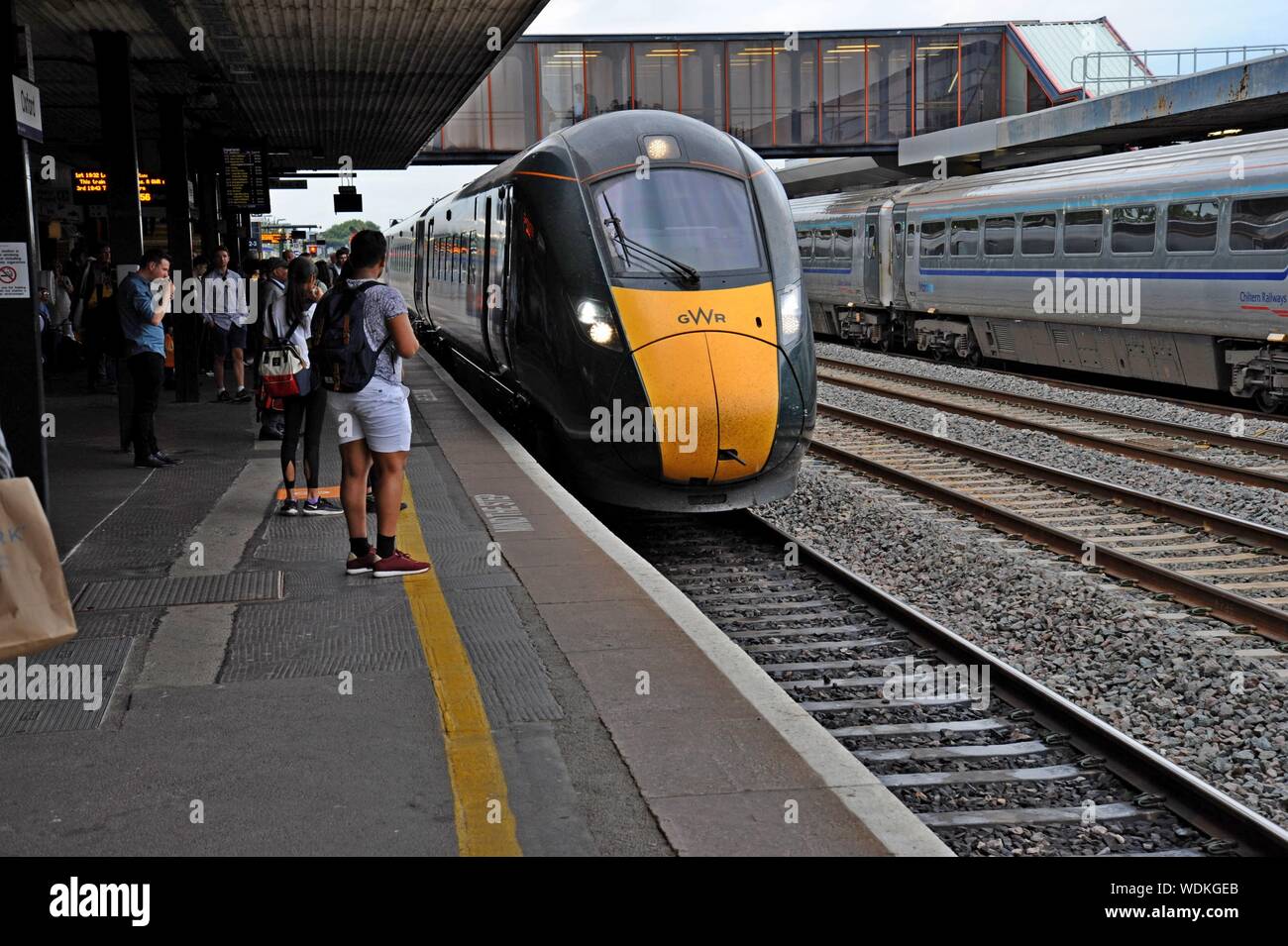GWR 800 Classe visto IET in una trafficata Oxford stazione ferroviaria. Foto Stock