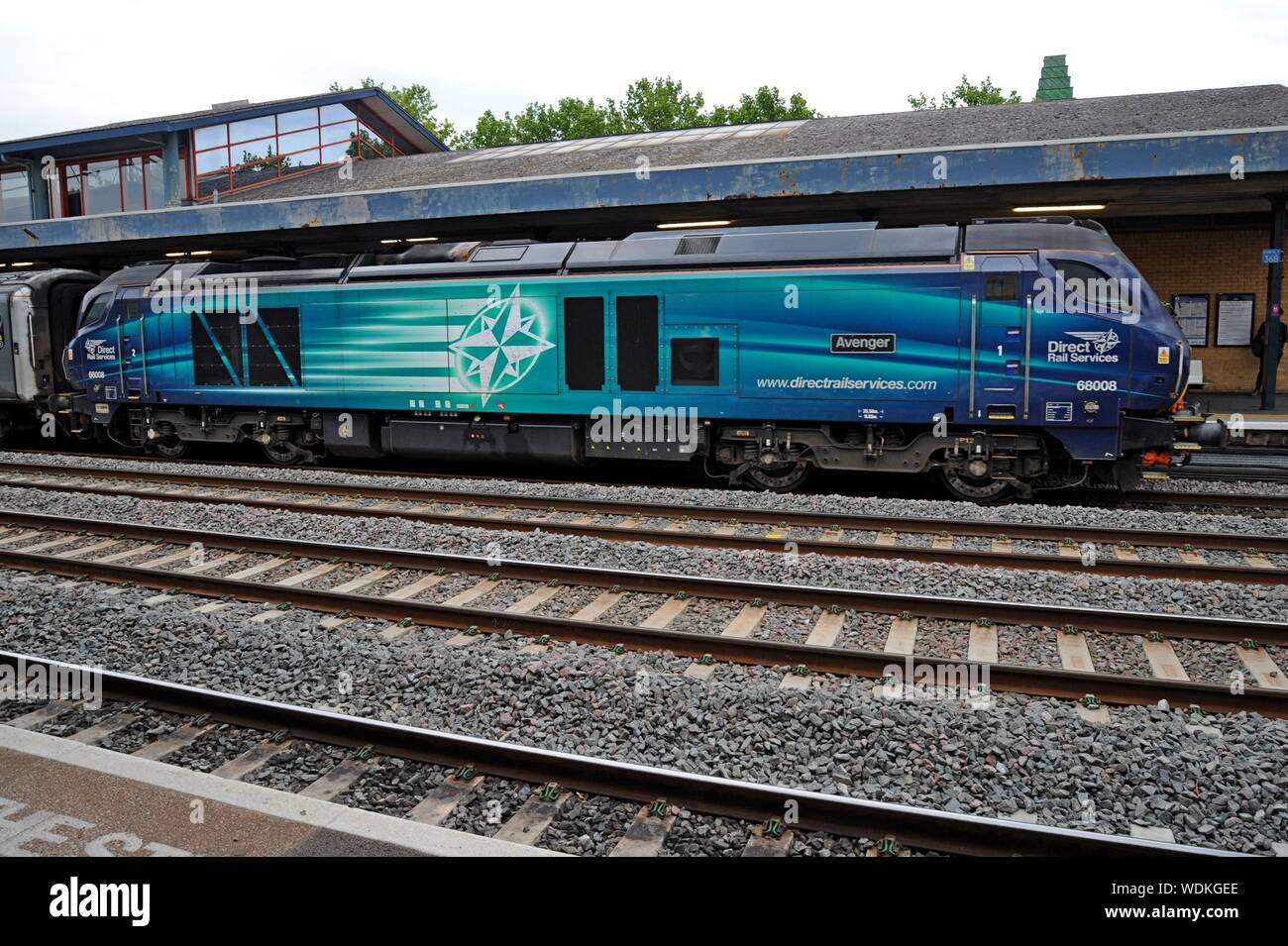 Direct Rail Services Class 68 locomotore 68008 'Avenger' tira un Chiltern Railways treno a Oxford stazione ferroviaria. Foto Stock