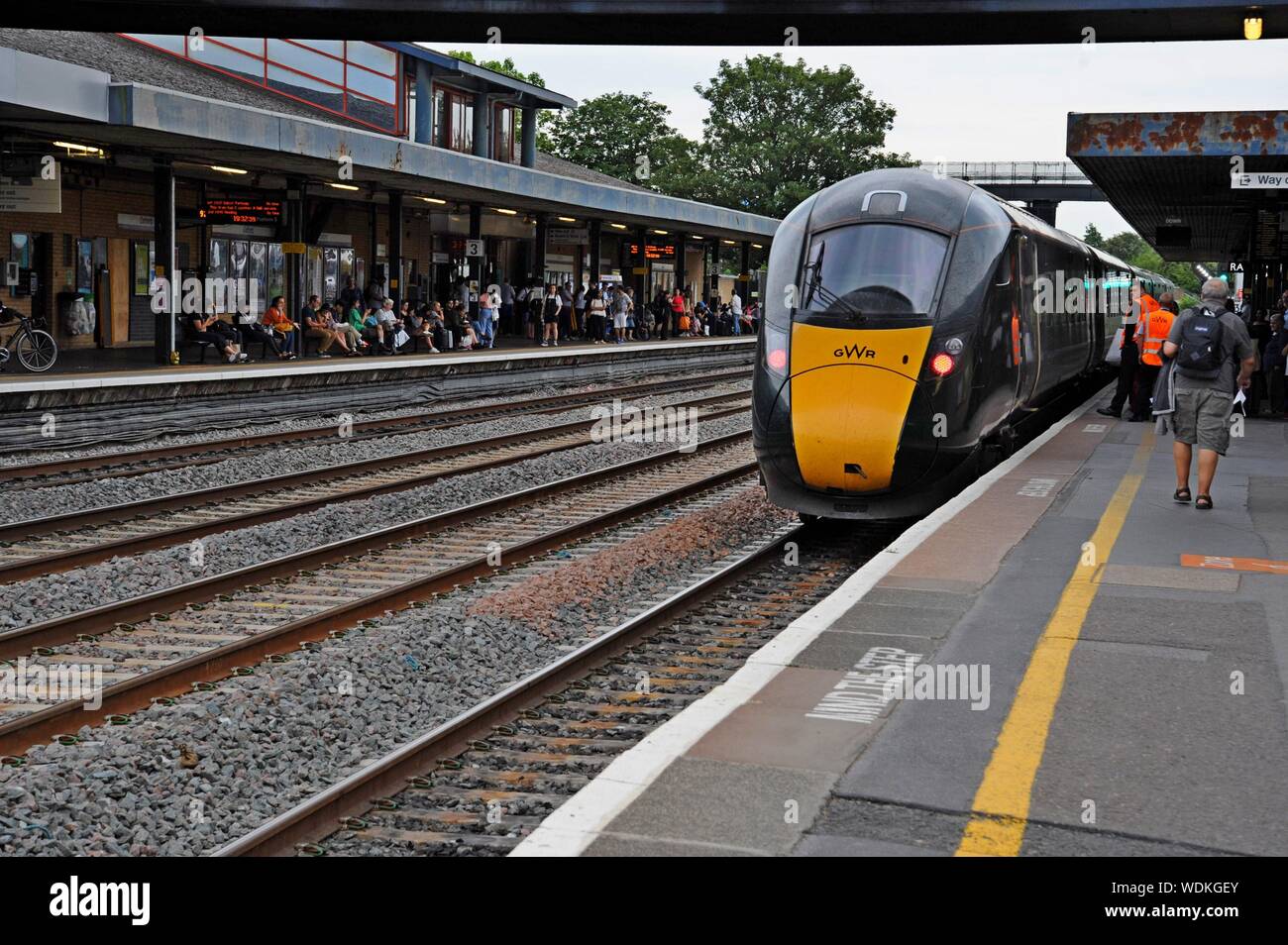 GWR 800 Classe visto IET in una trafficata Oxford stazione ferroviaria. Foto Stock