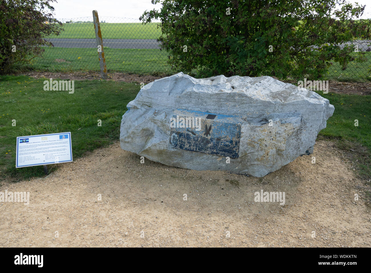 L'esercito battenti Museum a Middle Wallop airfield, Hampshire, Regno Unito - un memoriale di granito dalle Isole Falkland (Malvine Guerra) sul display esterno Foto Stock