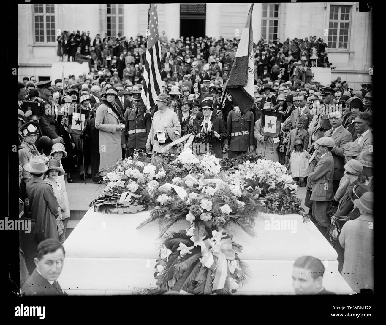 Stella d'oro madri presso la tomba del Soldato sconosciuto. Tra le migliaia di tributo pagato presso la Tomba degli Ignoti in lega di saldatura al Cimitero Nazionale di Arlington Memorial Day, nessuno è stato più toccante rispetto al posizionamento di una corona di fiori da parte del paese di stella in oro che le madri Abstract/medio: 1 negativi : vetro 4 x 5 in. o più piccolo Foto Stock