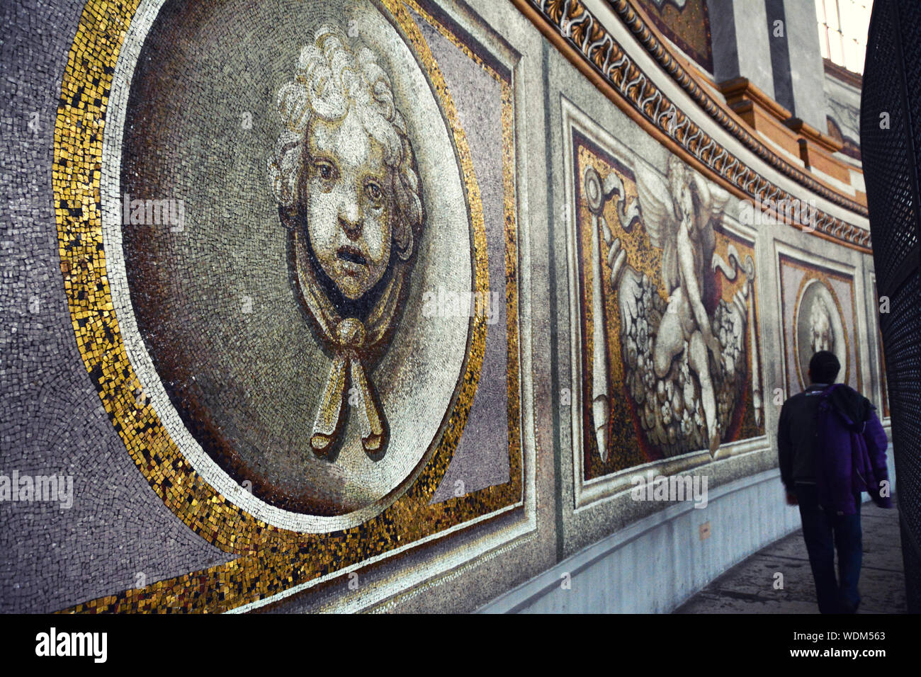 Mosaico sulla parete della Basilica di San Pietro a Roma Foto Stock