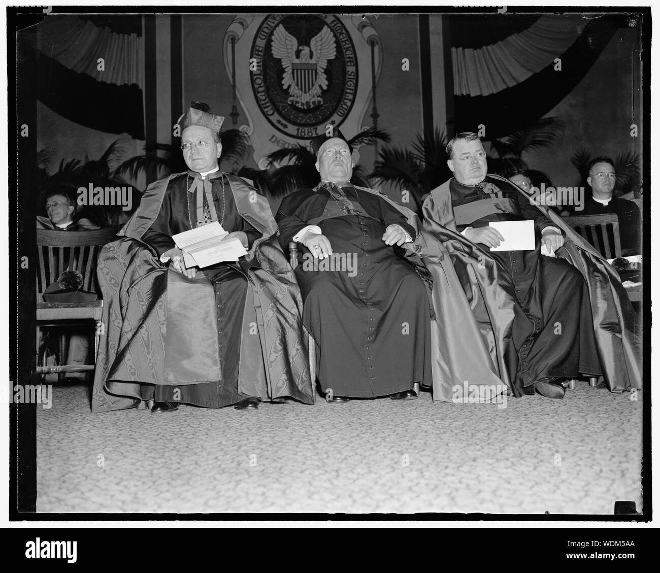 Il Golden Jubilee anno all Università Cattolica. Washington D.C., ottobre 12. Università Cattolica d'America, oggi ha iniziato il suo Giubileo d'oro-- celebra cinquant anni di progressi da un piccolo college in rurale Brookland, DC, nel 1878. Tra i noti i visitatori che hanno partecipato sono stati da sinistra a destra il Delegato Apostolico Reverendissimo Amleto G. Ciccgnani[?], Sua Eminenza il Cardinale Dennis Doughtery, Arcivescovo di Filadelfia , e il diritto Rev. Giuseppe Corrigan, Direttore dell'Università Abstract/medio: 1 negativi : vetro 4 x 5 in. o più piccolo Foto Stock