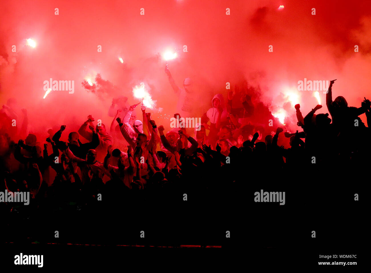 Legia Warszawa ventole impostate su off razzi di stand durante la UEFA Europa League a Ibrox Stadium, Glasgow. Foto Stock