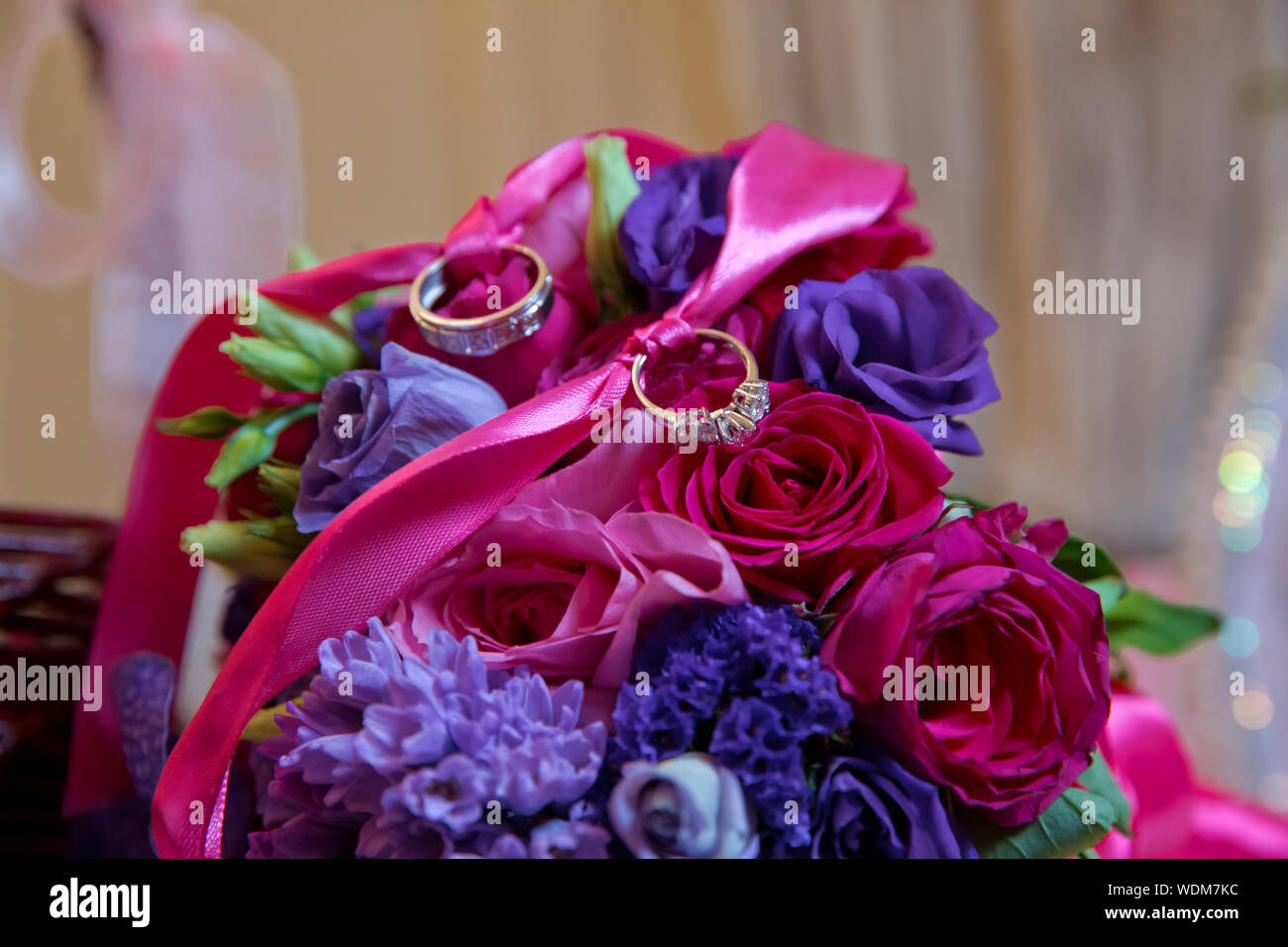 Colorate Bouquet nozze con nastro rosa giacenti su lastre di pietra . Gli anelli di fidanzamento e il nastro di inchiostro a innesto rosso e viola bouquet . Foto Stock