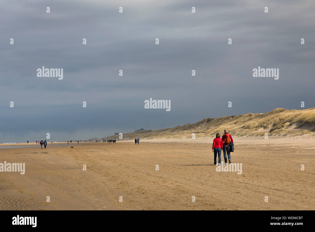 Walker sulla spiaggia del Mare del Nord di Egmond aan Zee, North Holland, Paesi Bassi, Foto Stock