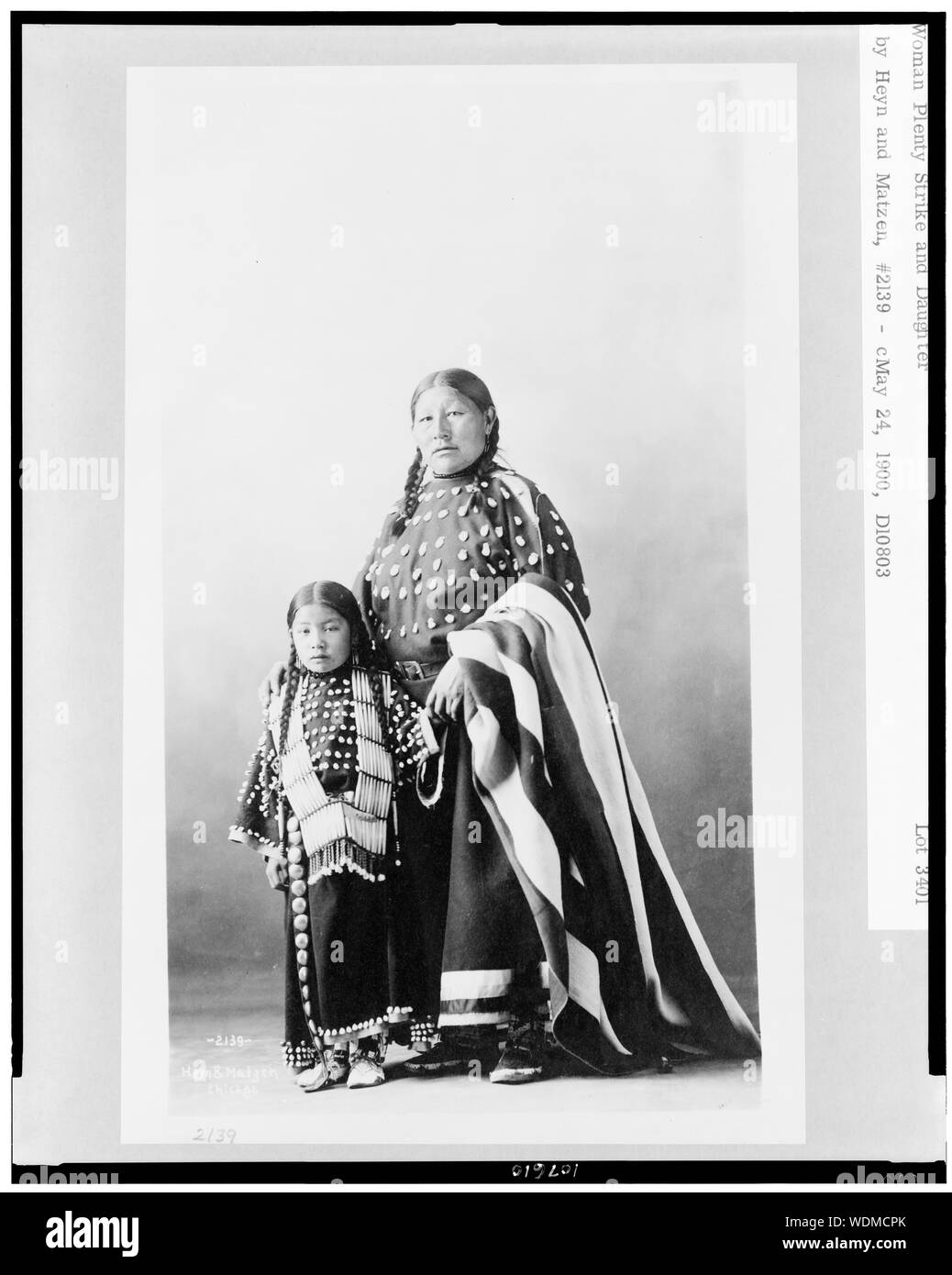 Buona donna abbondanza Strike, Indiana e figlia di intera lunghezza, in piedi] / Heyn & Matzen Abstract/medio: 1 stampa fotografica. Foto Stock