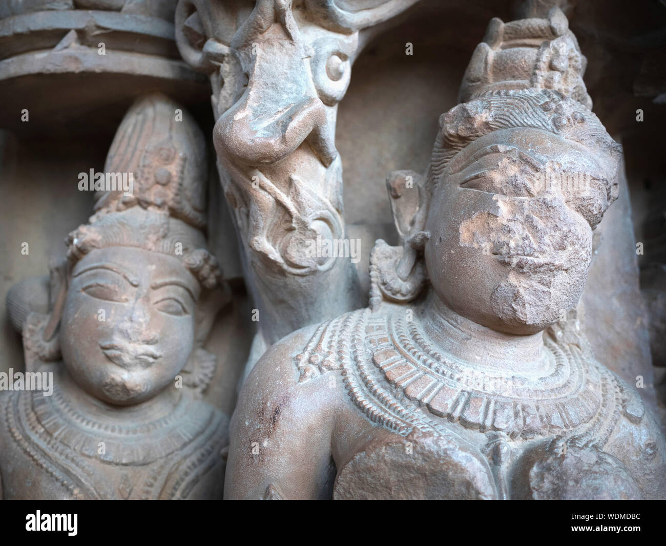 Deterioramento e rotture di sculture in pietra all'interno del tempio Chaturbhuja,Khajuraho Gruppo di monumenti, Khajuraho, Madhya Pradesh, India, Asia Foto Stock