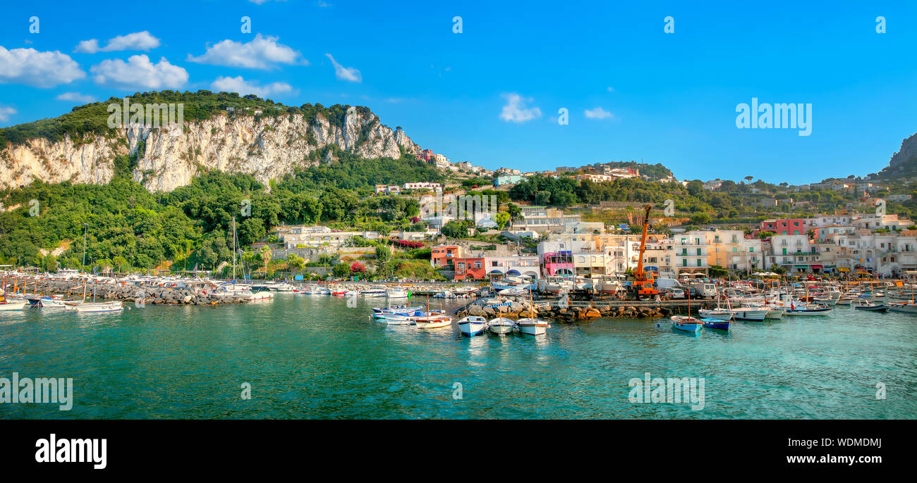 Vista panoramica della costa con mare wharf in Port Marina Grande sull isola di Capri. Regione Campania, Italia Foto Stock
