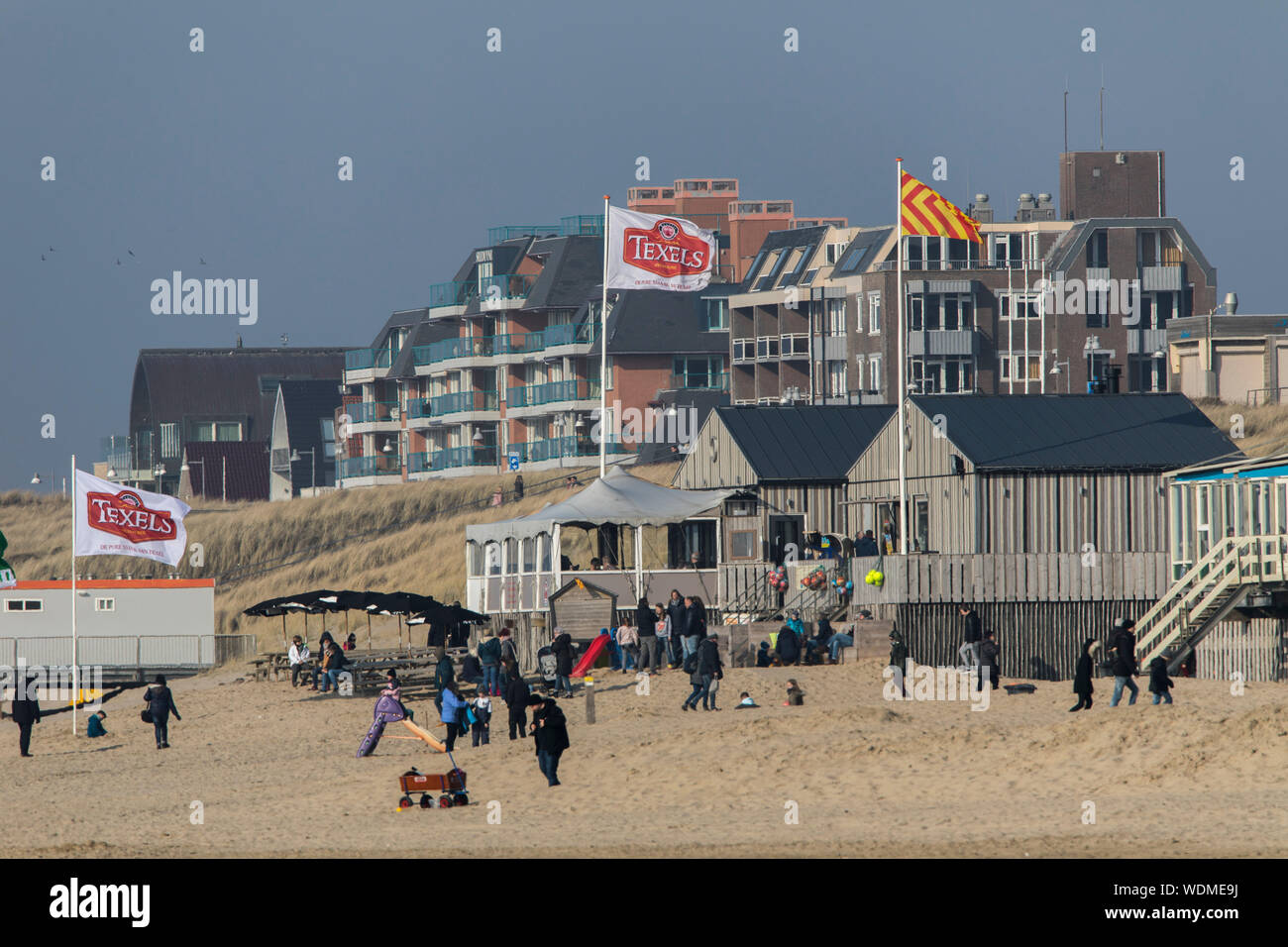 Walker sulla spiaggia del Mare del Nord di Egmond aan Zee, North Holland, Paesi Bassi, Promenade, Foto Stock
