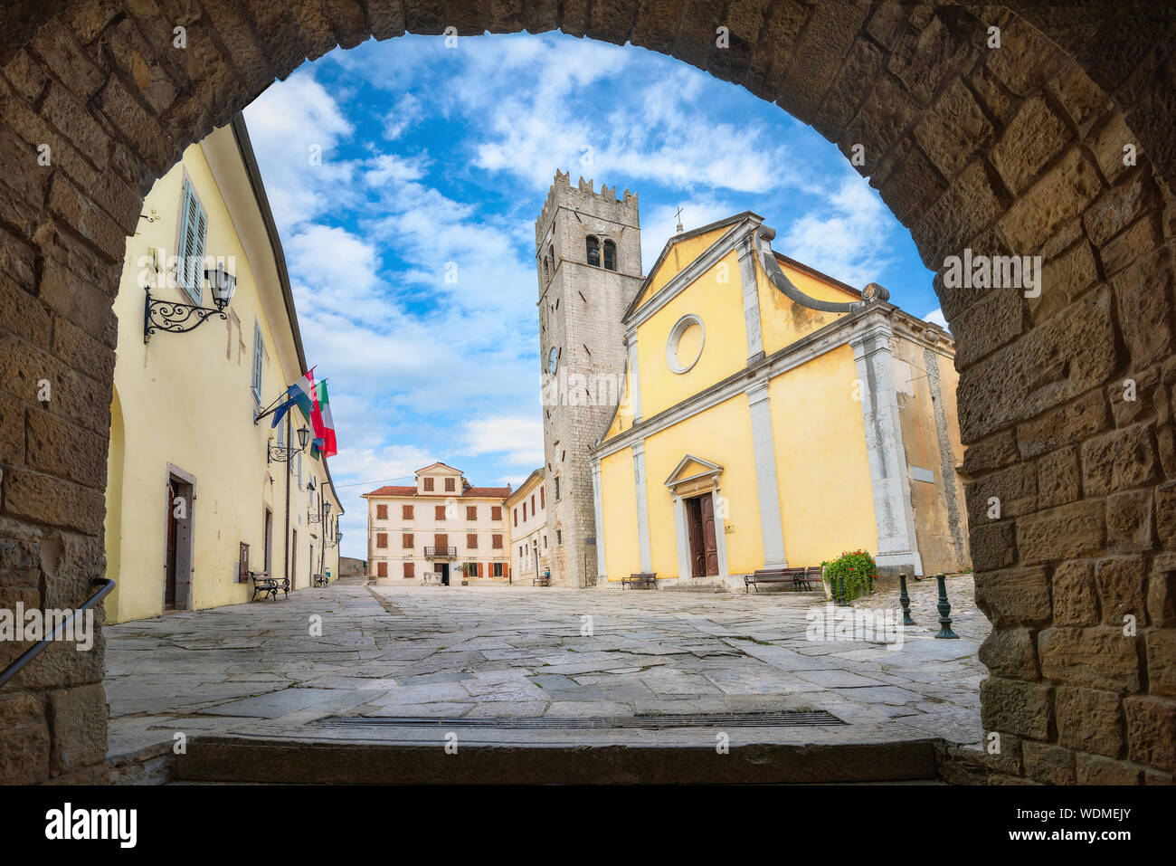 Visualizzare attraverso la pietra antica città di arco e la piazza di santo Stefano chiesa di Montona. Istria, Croazia Foto Stock