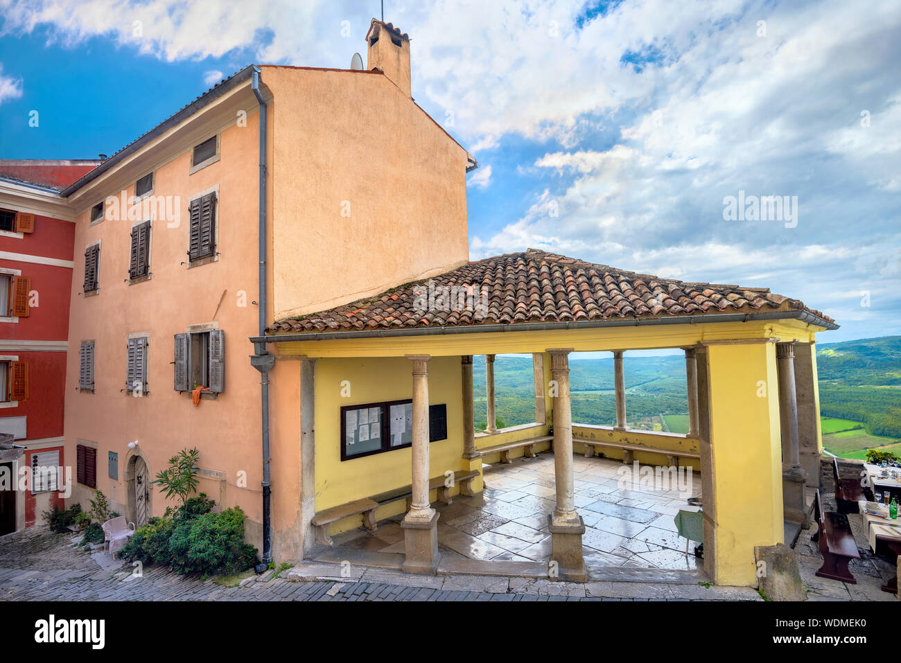 Skyline vista sulle verdi colline dalla terrazza e colorate case della città medievale. Montona. Istria, Croazia Foto Stock