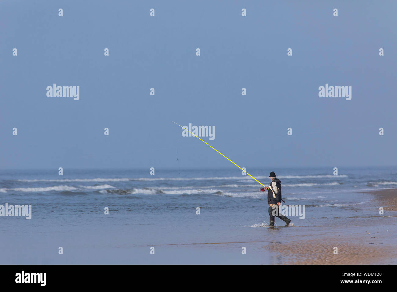 I pescatori sulla costa del Mare del Nord, spiaggia sabbiosa, Egmond aan Zee, North Holland, Paesi Bassi, Foto Stock