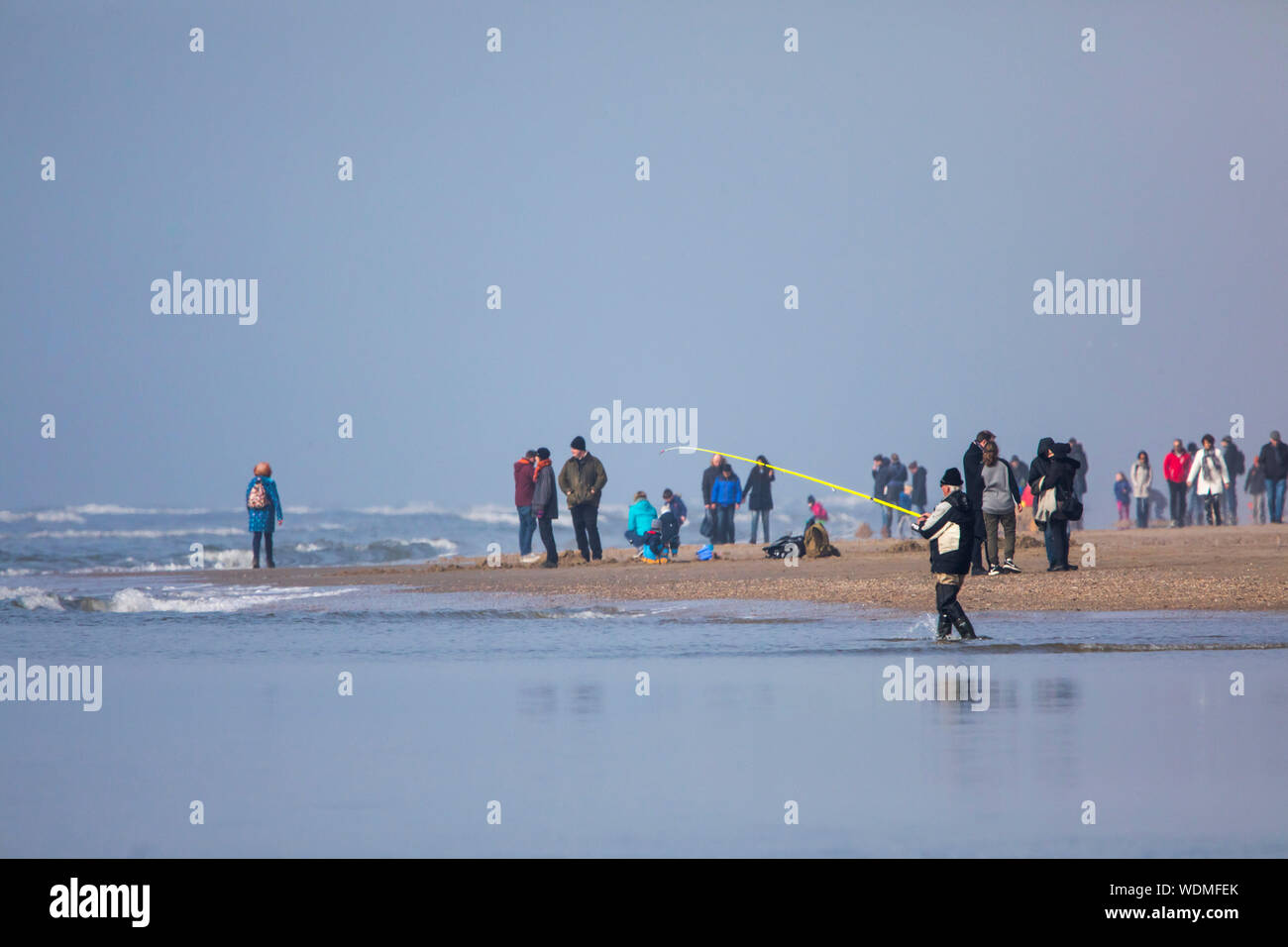 I pescatori sulla costa del Mare del Nord, spiaggia sabbiosa, Egmond aan Zee, North Holland, Paesi Bassi, Foto Stock