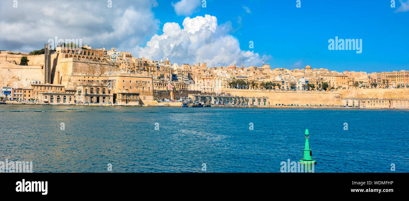 Vista panoramica con fortezza antica mura di La Valletta città vecchia. Malta. Foto Stock