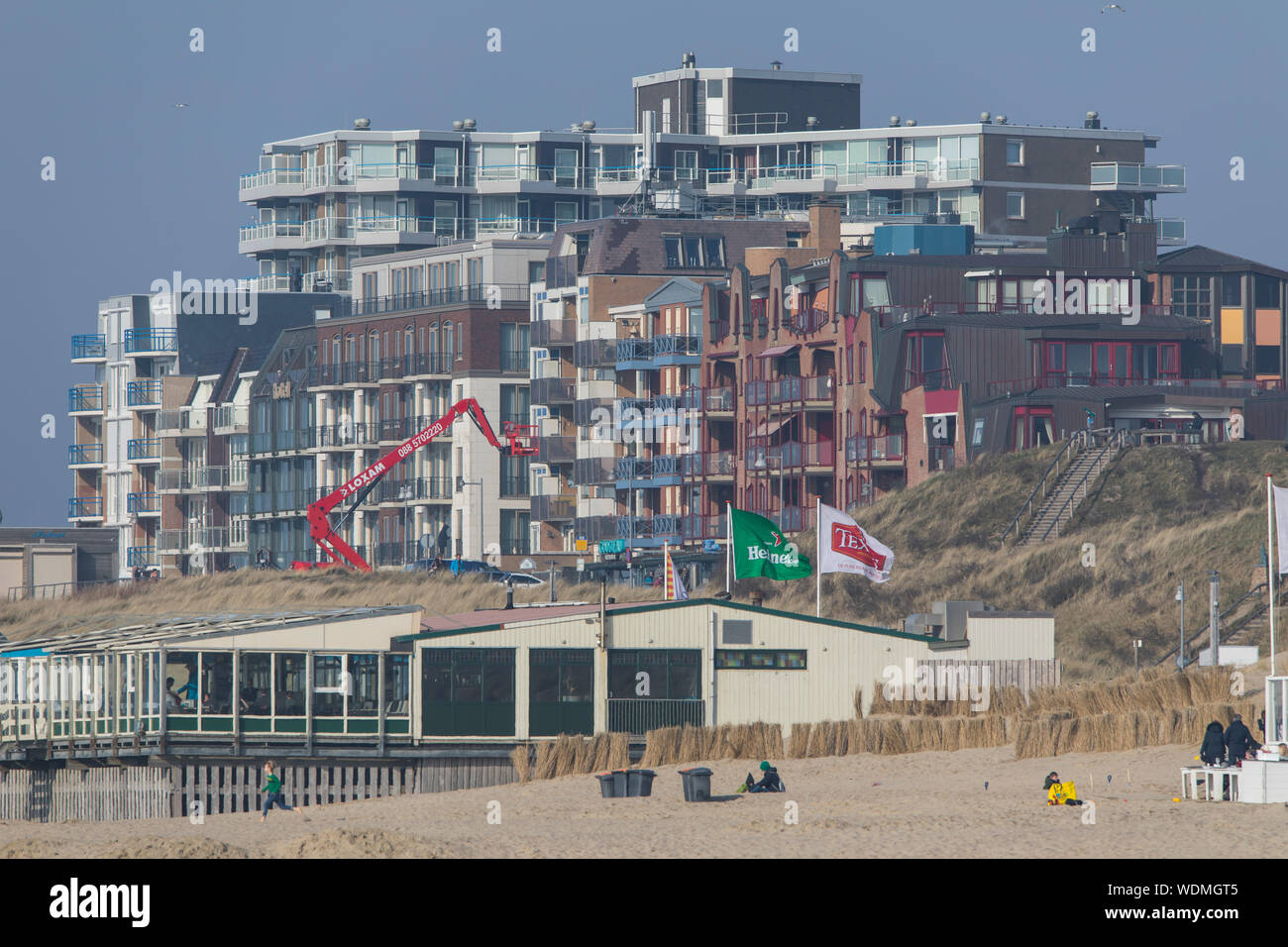 Walkers sulla spiaggia del Mare del Nord di Egmond aan Zee, North Holland, Paesi Bassi, spiaggia di bancarelle, ristoranti, caffè, Foto Stock