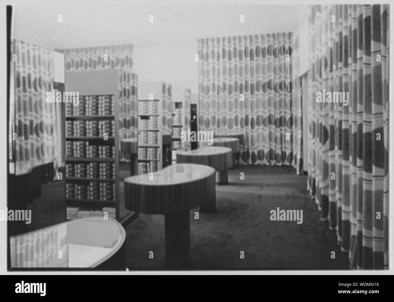 Calze di Gotham, business alla Quinta Avenue e la 51st St., New York City. Abstract/medio: Collezione Gottscho-Schleisner Foto Stock