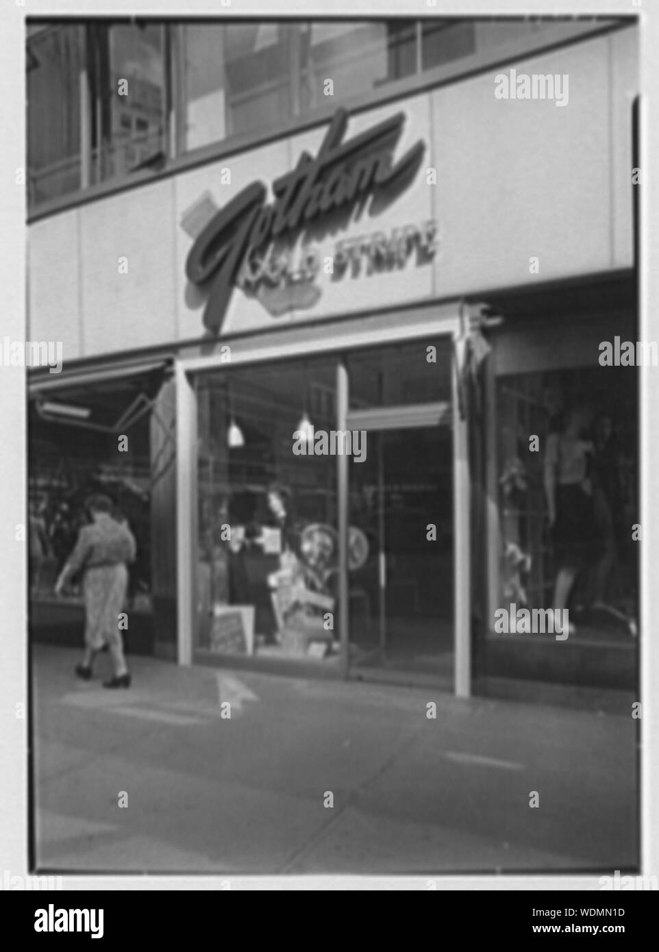 Calze di Gotham Shop, business a Madison Ave. e 59th Street, New York City. Abstract/medio: Collezione Gottscho-Schleisner Foto Stock