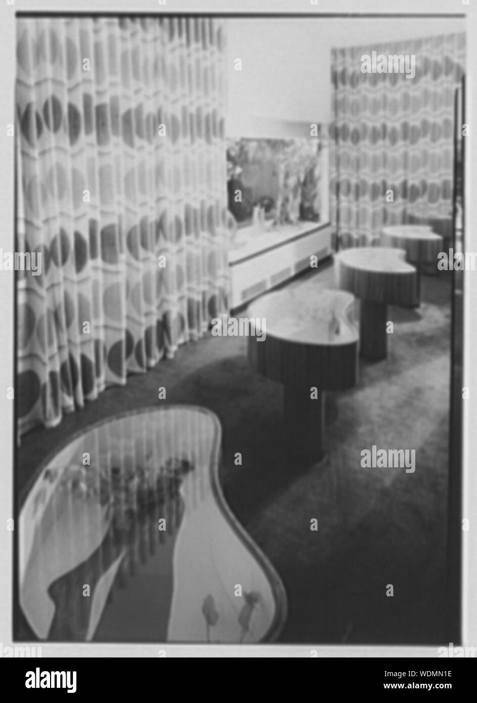 Calze di Gotham, business alla Quinta Avenue e la 51st St., New York City. Abstract/medio: Collezione Gottscho-Schleisner Foto Stock