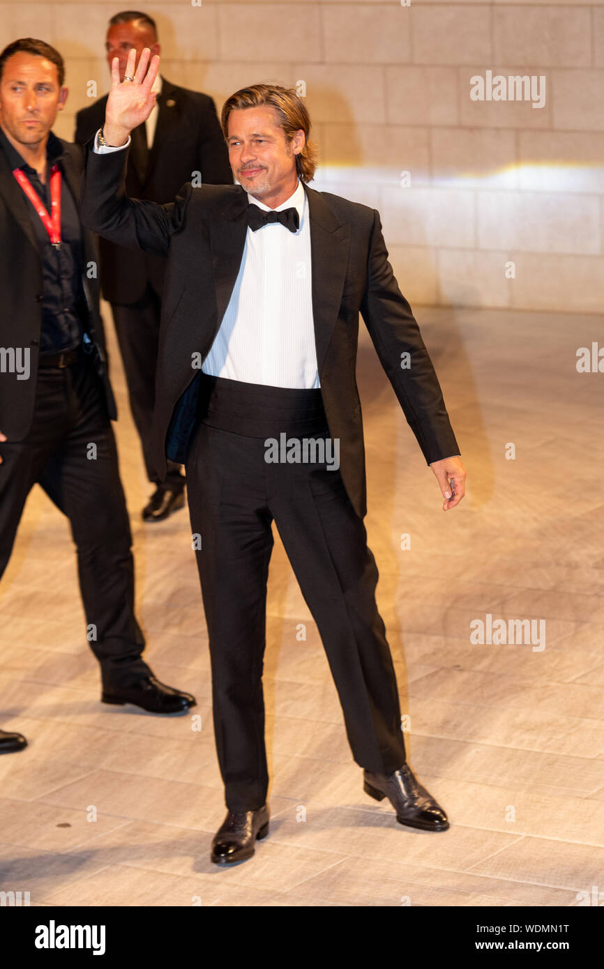 Venezia, Italia. Il 29 agosto, 2019. Brad Pitt onde ai suoi fan alla prima Mondiale di "Ad Astra' durante il 76° Festival del Cinema di Venezia al Palazzo del Cinema il 29 agosto 2019 a Venezia, Italia. Credito: Roberto Ricciuti/risveglio/Alamy Live News Foto Stock