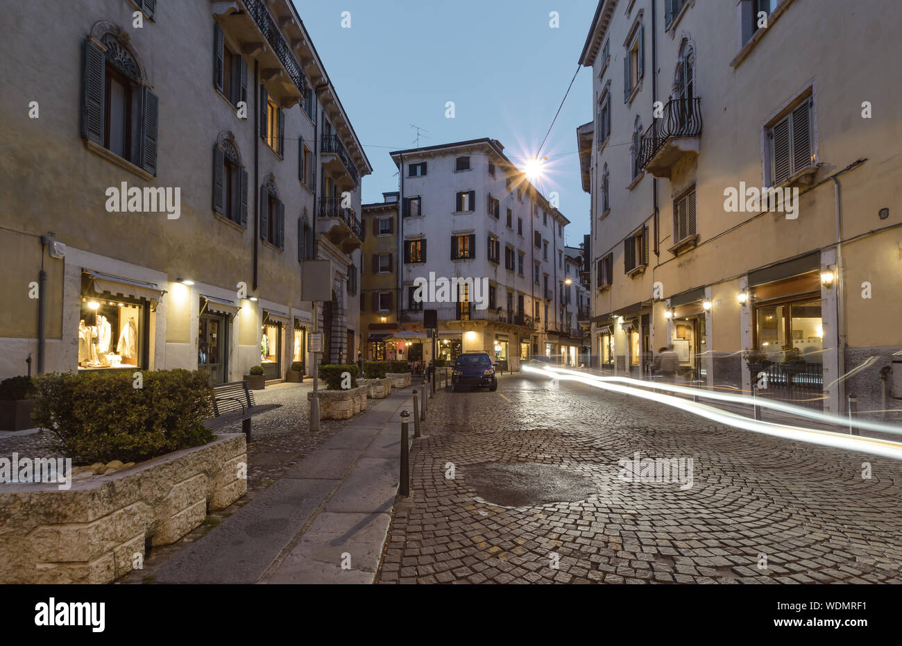 Antica strada a Verona la sera Foto Stock