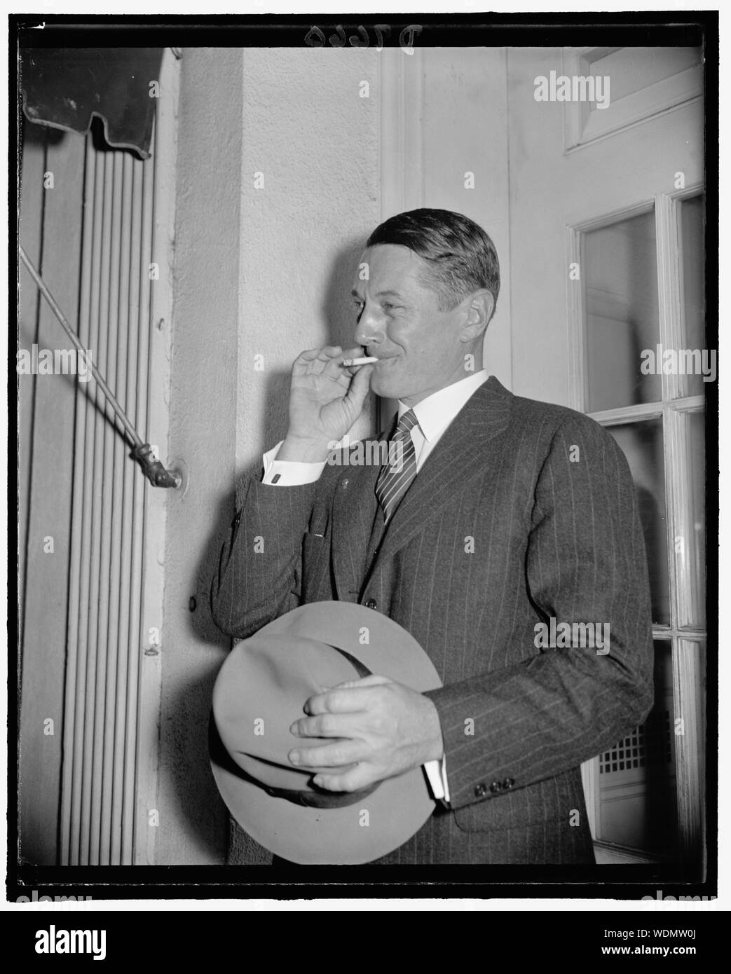 Gov. Burnett R. Maybank, di S.C., lasciando la Casa Bianca, dopo parla con Pres. Roosevelt, 10/27/39 Abstract/medio: 1 negativi : vetro 4 x 5 in. o più piccolo Foto Stock Gov. Burnett R. Maybank, di S.C., lasciando la Casa Bianca, dopo parla con Pres. Roosevelt, 10/27/39 Abstract/medio: 1 negativi : vetro 4 x 5 in. o più piccolo Foto Stock