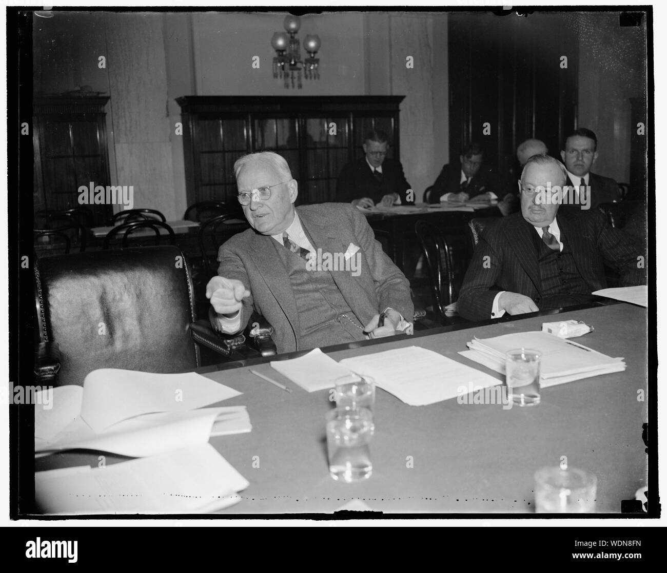 La proprietà statale delle ferrovie previsto da ex commissario ICC. Washington D.C., Dic. 9. A meno che le ferrovie mostrano una maggiore cooperazione in futuro, proprietã del Governo è inevitabile, Mark W. Potter, ex commissario ICC, ha raccontato la rampa del Senato comitato inchiesta oggi. Potter è il primo ricevitore e direttore del Chicago e Milwaukee, e San Paolo Railroad. 12/9/37 Abstract/medio: 1 negativi : vetro 4 x 5 in. o più piccolo Foto Stock